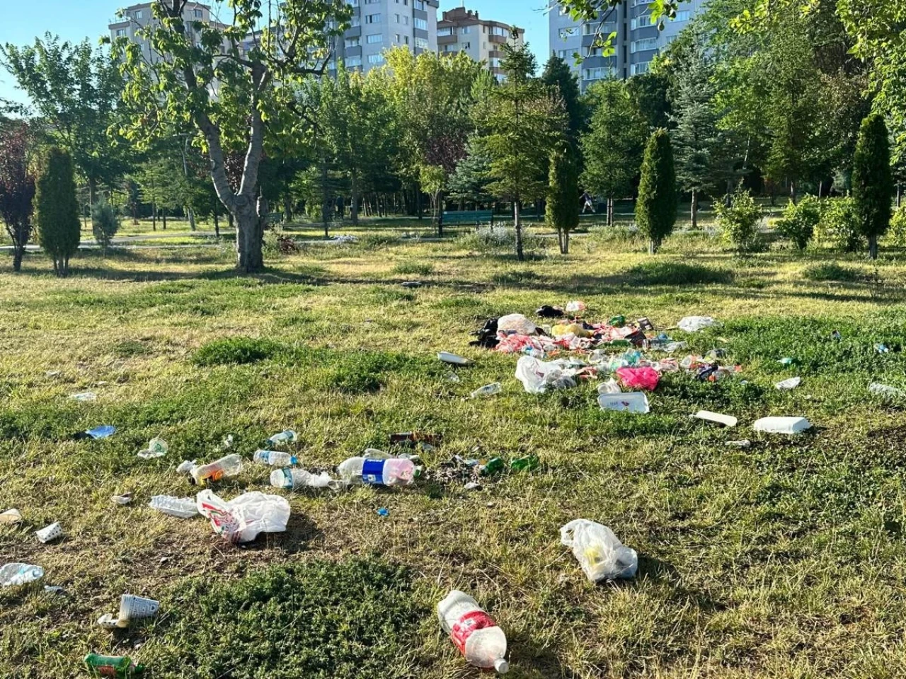 Türkiye Maçı Sonrası Kirlilikten Yürünemez Hale Gelen Parkı Ruslar Temizledi